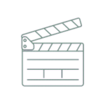 Filmowa klapsa w klasycznym stylu używana na planach filmowych do oznaczania scen i ujęć. Obiekt wykonany z drewna, z otwieraną górną częścią i miejscem na zapisywanie kredą szczegółów dotyczących produkcji filmowej.